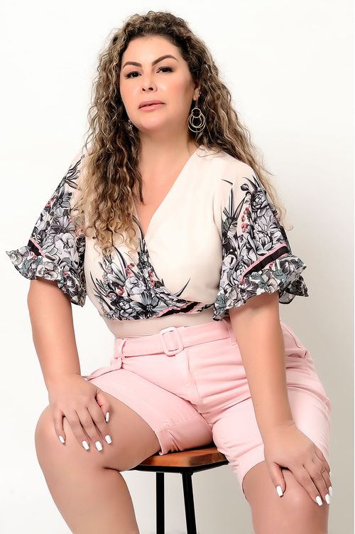 Cropped Bege Com Estampa Tropical Plus Size