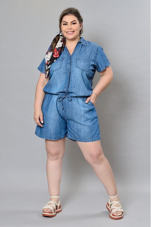 Macaquinho Jeans Delavê com Botões Plus Size